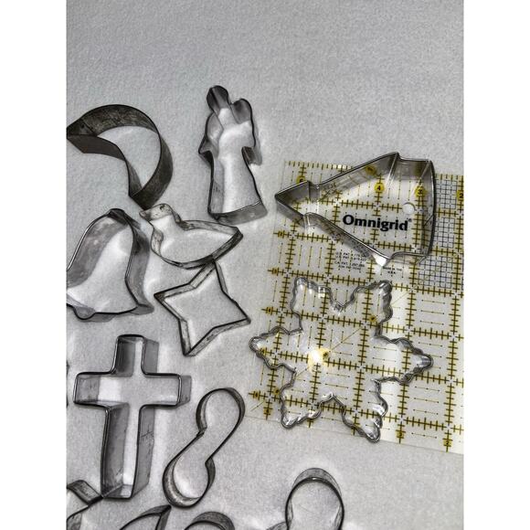 Lot of 14 Metal Cookie Cutters Various Shapes And Seasonal Designs - Picture 2 of 7